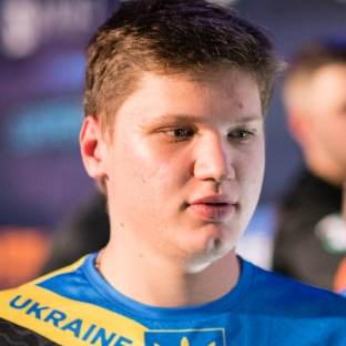 starry 处于低迷状态。新成员 CALLM3SU3 尽力做出 LVG 决策。他的射击技巧全乱了，输掉了第一场比赛。