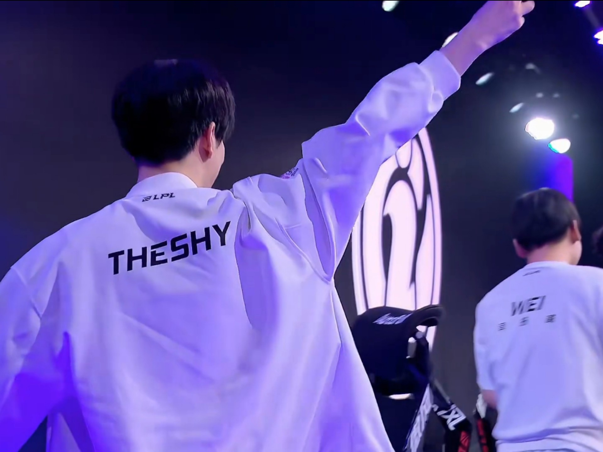 这必须是标志性的加里奥！ faker + Oner 成功覆盖了下路， T1 在没有任何危险的情况下赢得了第一场比赛